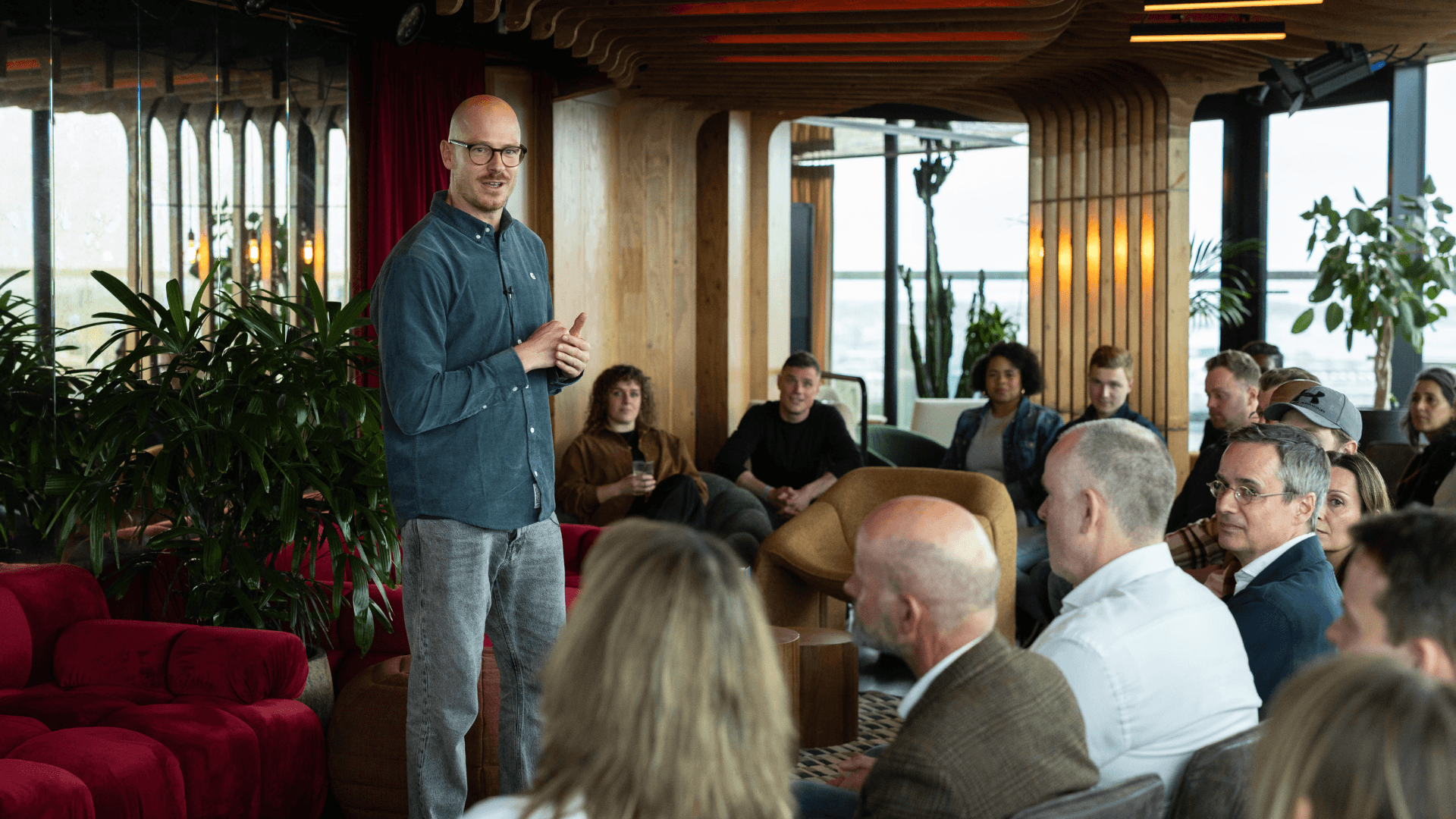 Ondernemer Jos Molema, oprichter van Molema Mentoring & Coaching, voor een groep Ondernemer Jos Molema, oprichter van Molema Mentoring & Coaching, voor een groep