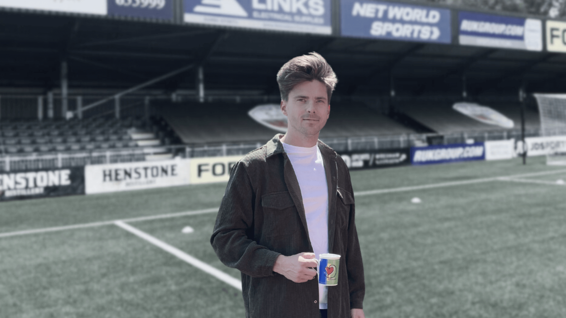 Ondernemer Leks Betlem, eigenaar van Sponsorvista, op een voetbalveld Ondernemer Leks Betlem, eigenaar van Sponsorvista, op een voetbalveld